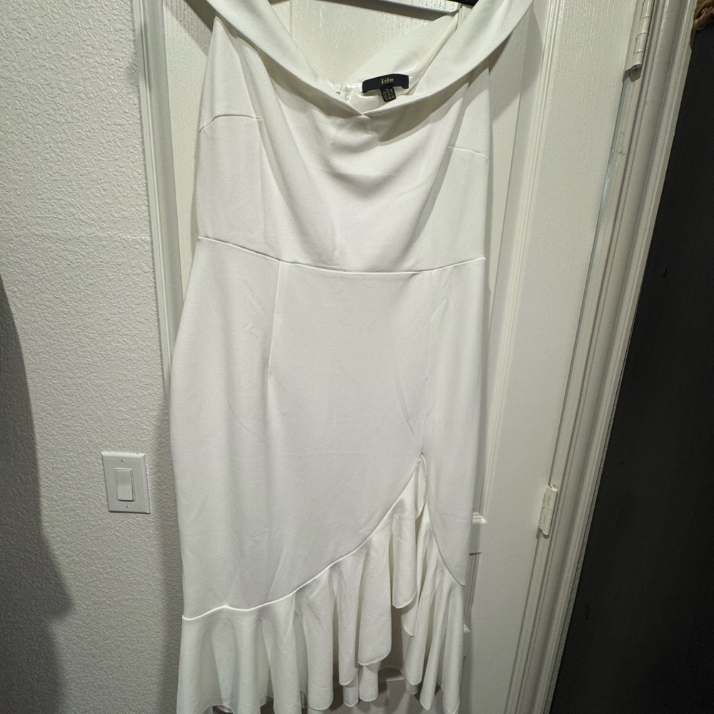 Elegant White Dress with Ruffle Hem
